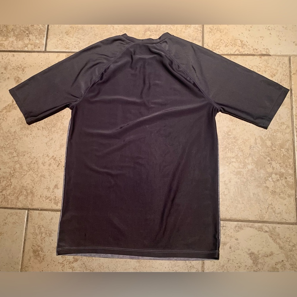 Old Navy Graphic Raglan-Sleeve Rashguard - Picture 2 of 8